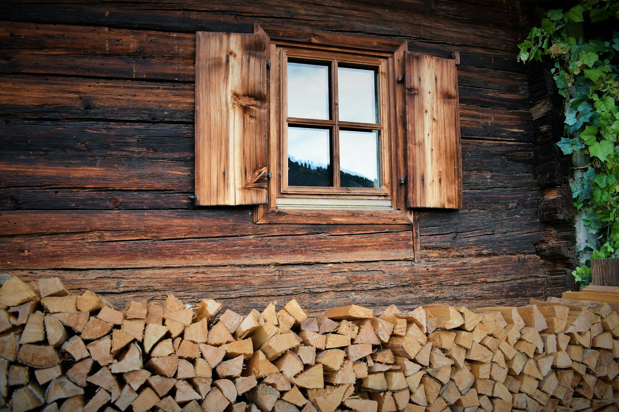 Holzfenster in einer warmen Fassade