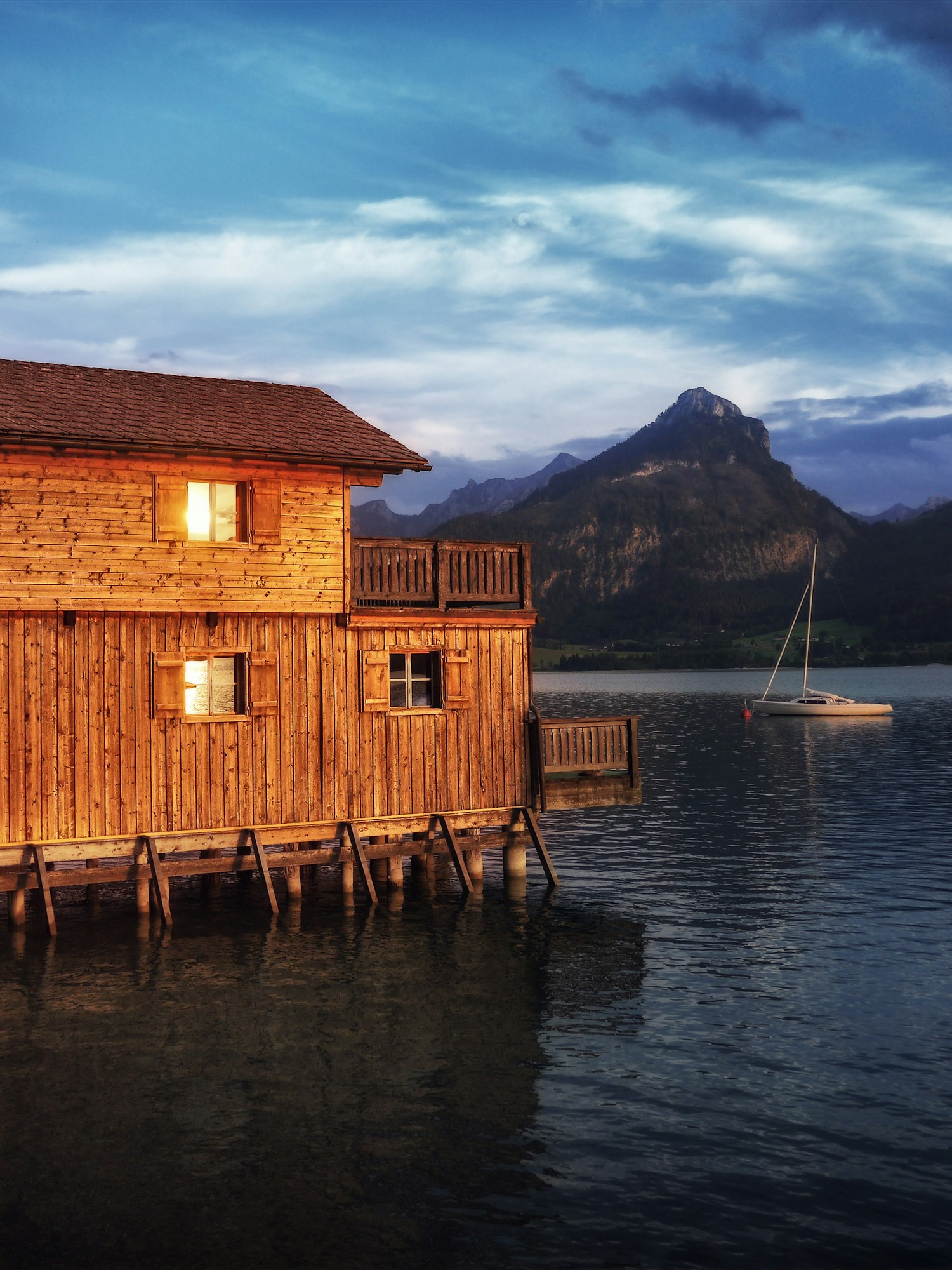 Holzhaus am Wasser